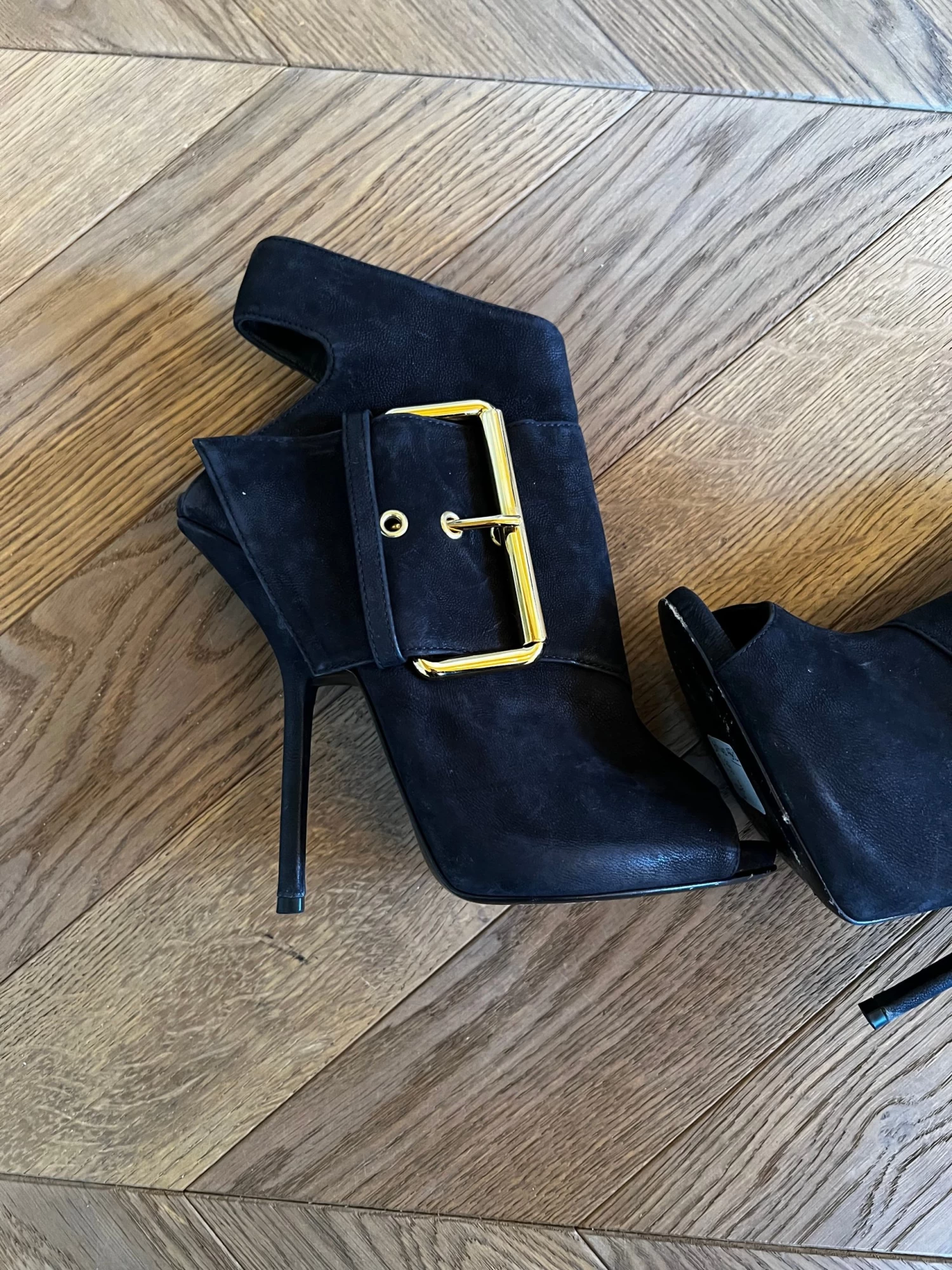 Ariane Brodier Bottines à Talons Guiseppe Zanotti Boucle Dorée 4 Ariane Brodier Bottines à Talons Guiseppe Zanotti Boucle Dorée – Image 2