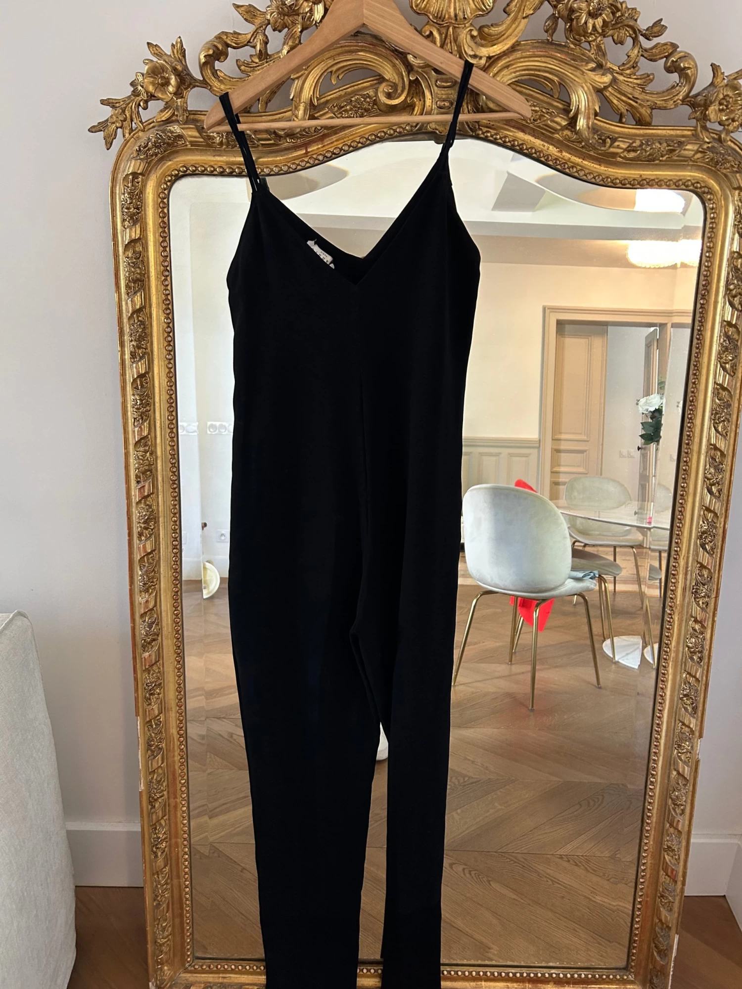 Ariane Brodier Combinaison Pantalon Sandro Noire à Bretelle 6 Ariane Brodier Combinaison Pantalon Sandro Noire à Bretelle – Image 4