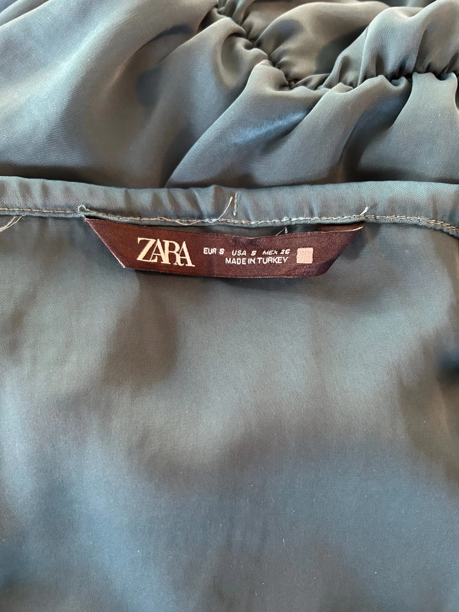 Ariane Brodier Combinaison Pantalon Zara Satinée Verte 9 Ariane Brodier Combinaison Pantalon Zara Satinée Verte – Image 7