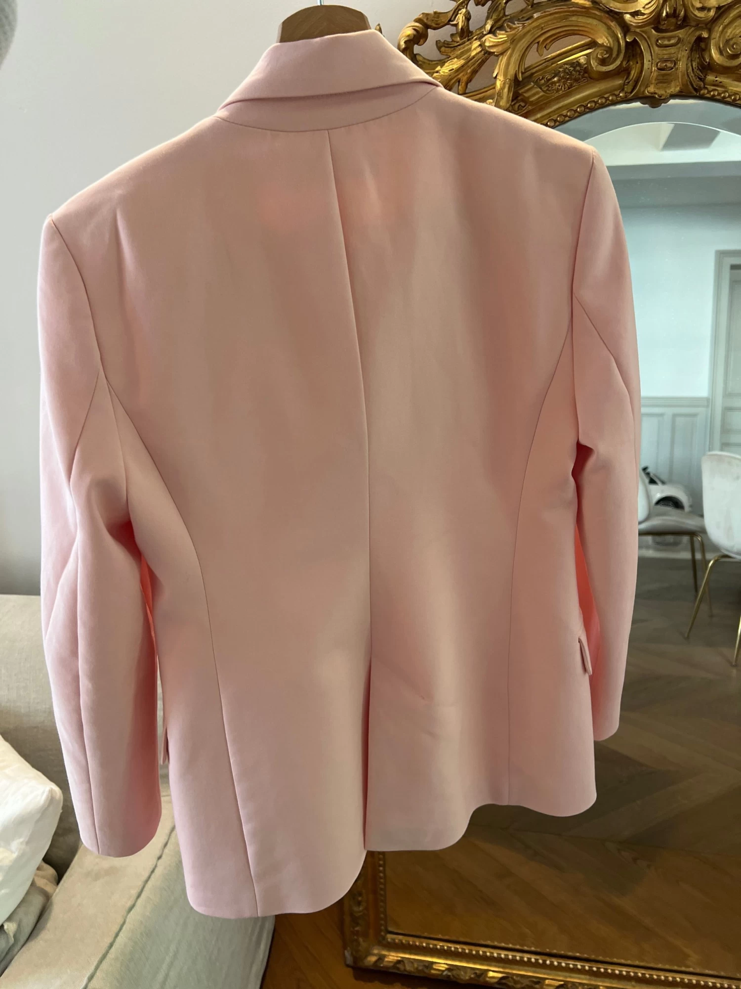 Ariane Brodier Ensemble Tailleur Short Zara Rose Pale 5 Ariane Brodier Ensemble Tailleur Short Zara Rose Pale – Image 3