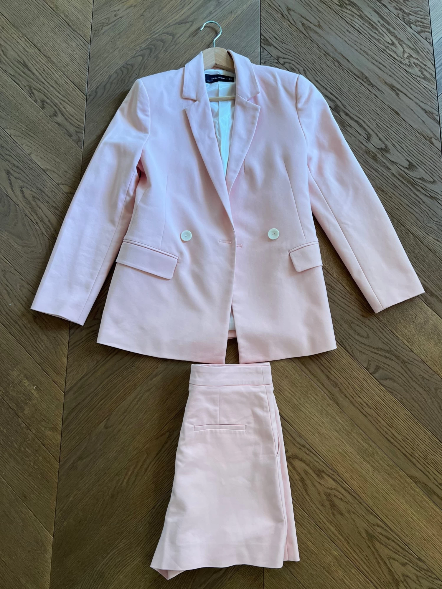 Ariane Brodier Ensemble Tailleur Short Zara Rose Pale 8 Ariane Brodier Ensemble Tailleur Short Zara Rose Pale – Image 6