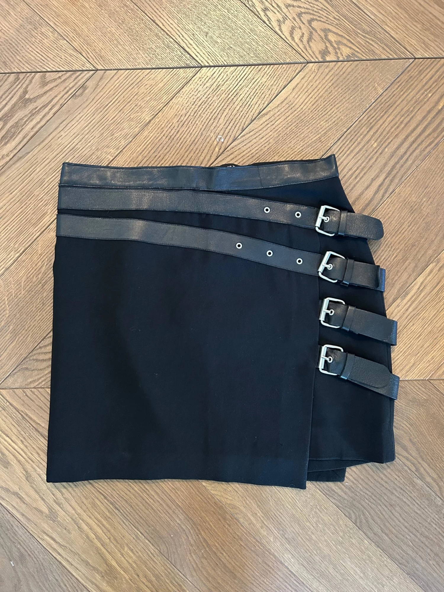 Ariane Brodier Jupe The Kooples Noire Bloucles En Cuir 3 Ariane Brodier Jupe The Kooples Noire Bloucles En Cuir