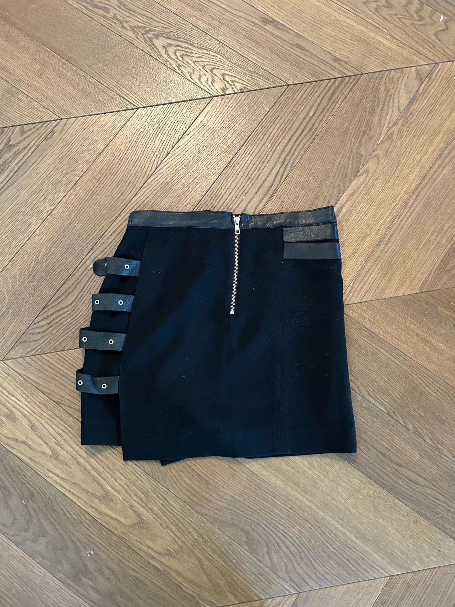 Ariane Brodier Jupe The Kooples Noire Bloucles En Cuir 5 Ariane Brodier Jupe The Kooples Noire Bloucles En Cuir – Image 3