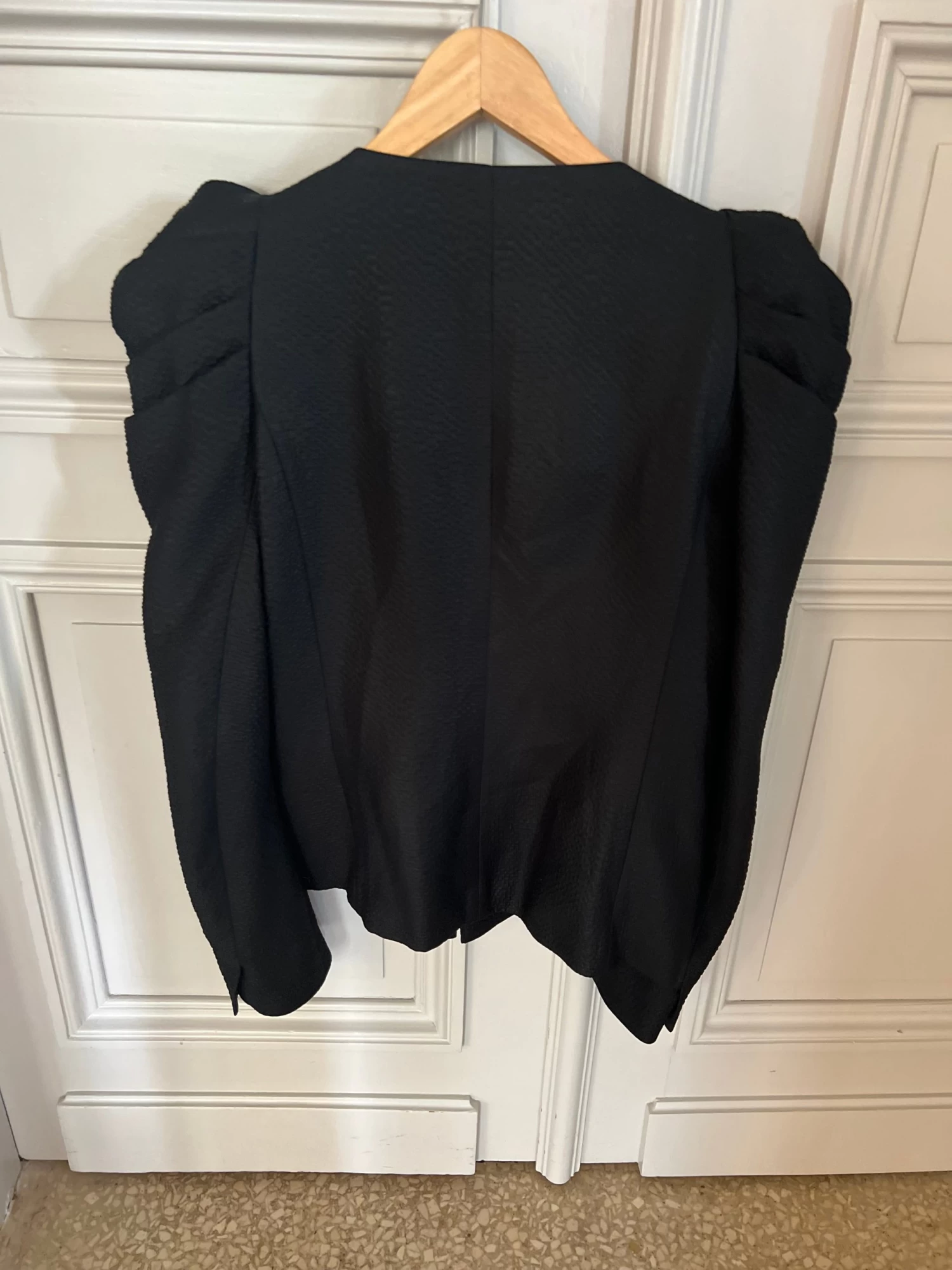 Ariane Brodier Veste Maje Noir épaules Ballons 8 Ariane Brodier Veste Maje Noir épaules Ballons – Image 6