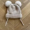 Bonnet Beige Avec Pompons -Femmes Boutique bonnet beige avec pompons 1