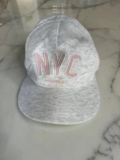 Casquette Grise Avec écriture Rose 12 Mois