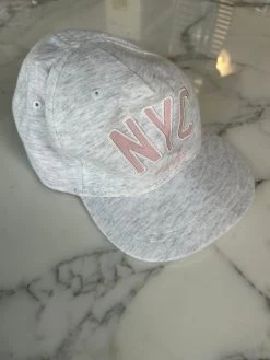 Casquette Grise Avec écriture Rose 12 Mois -Femmes Boutique casquette grise avec ecriture rose celia l 3