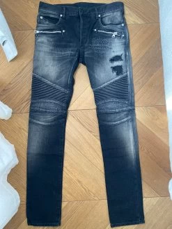 Charlotte Pirroni Homme Jean Balmain Noir Délavé Avec Fermeture Eclair Et Motifs