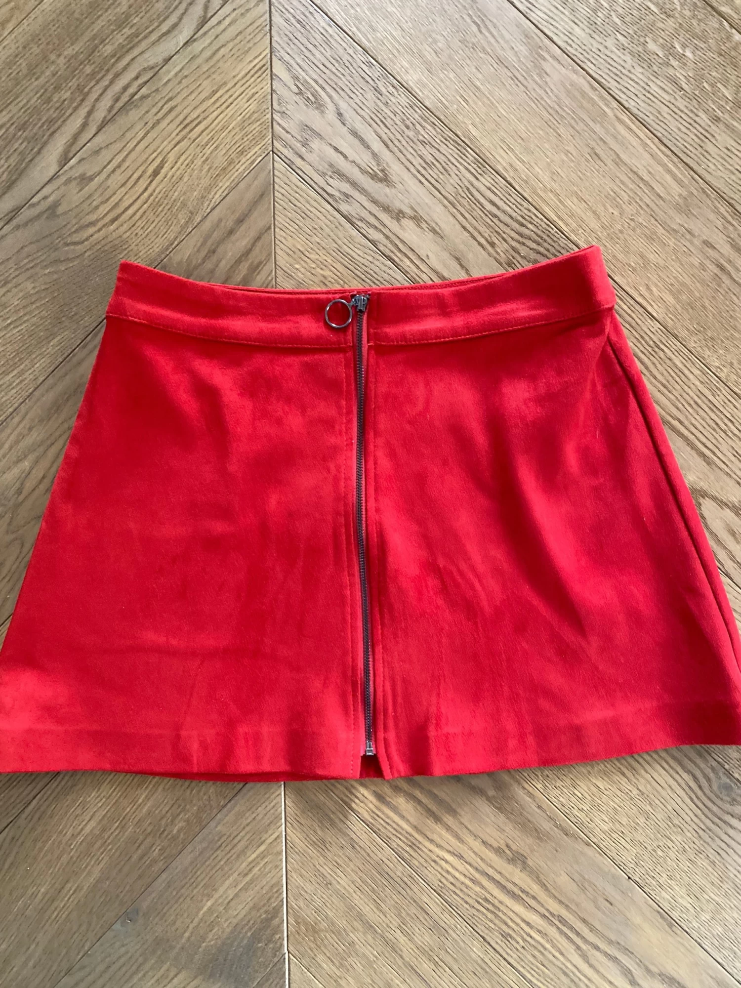 Charlotte Pirroni Jupe Zara En Velours Rouge 3 Charlotte Pirroni Jupe Zara En Velours Rouge