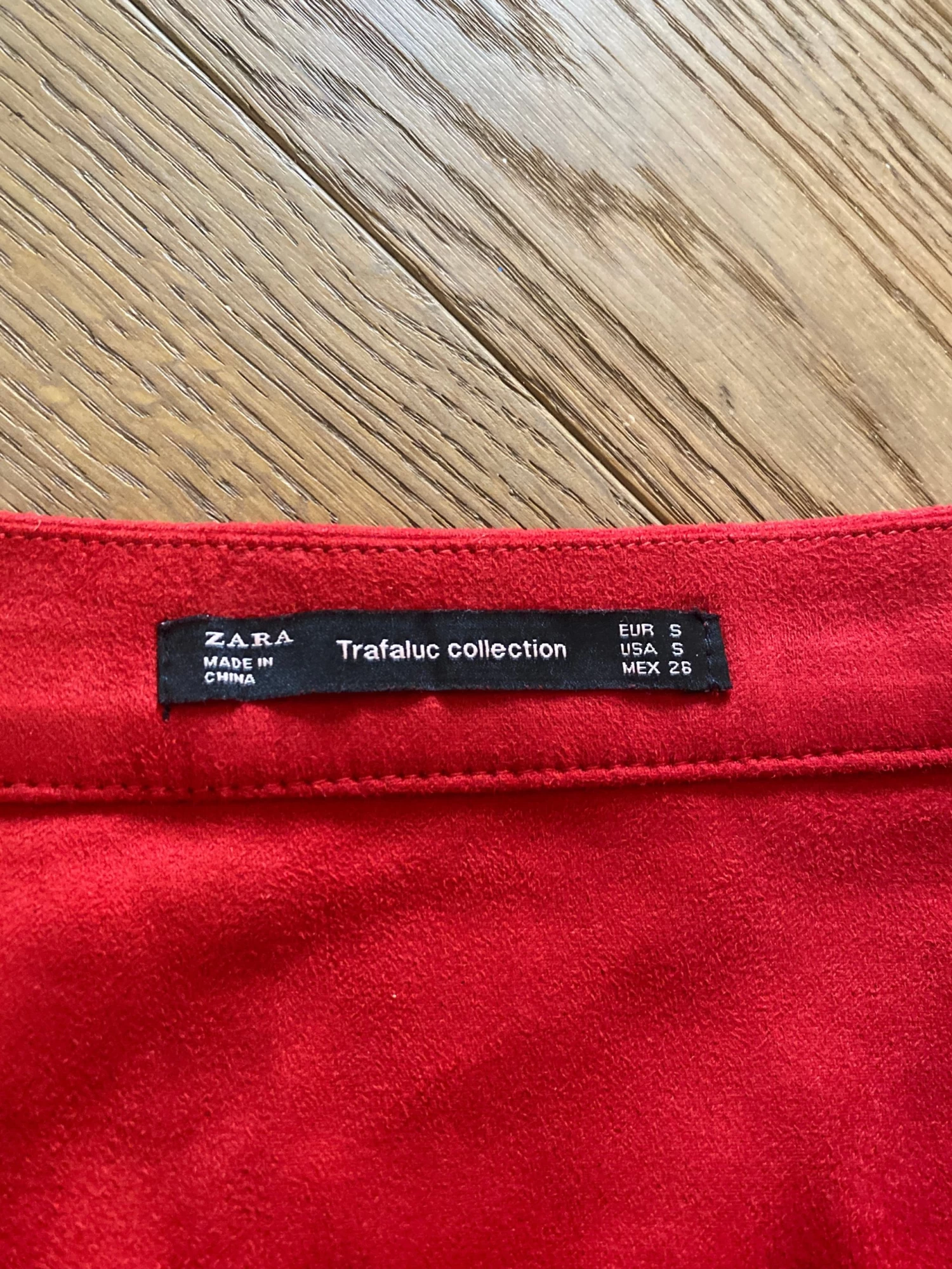 Charlotte Pirroni Jupe Zara En Velours Rouge 4 Charlotte Pirroni Jupe Zara En Velours Rouge â Image 2