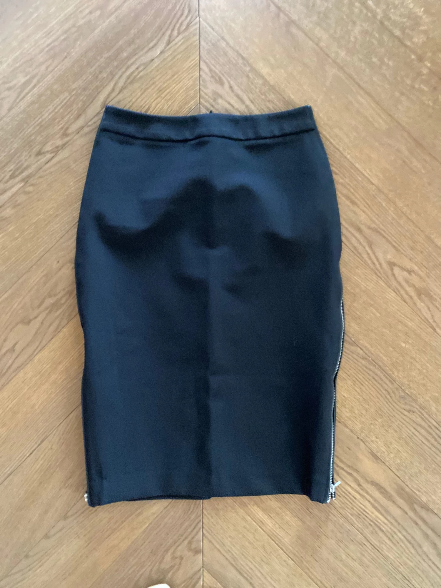 Charlotte Pirroni Jupe Zara Noire Fermeture Sur Le Côté 6 Charlotte Pirroni Jupe Zara Noire Fermeture Sur Le Côté – Image 4