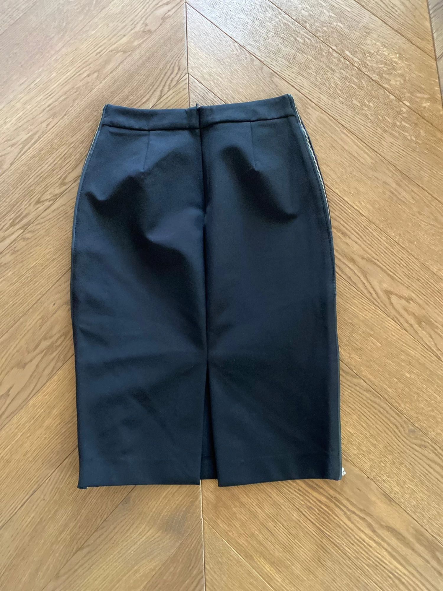 Charlotte Pirroni Jupe Zara Noire Fermeture Sur Le Côté 8 Charlotte Pirroni Jupe Zara Noire Fermeture Sur Le Côté – Image 6