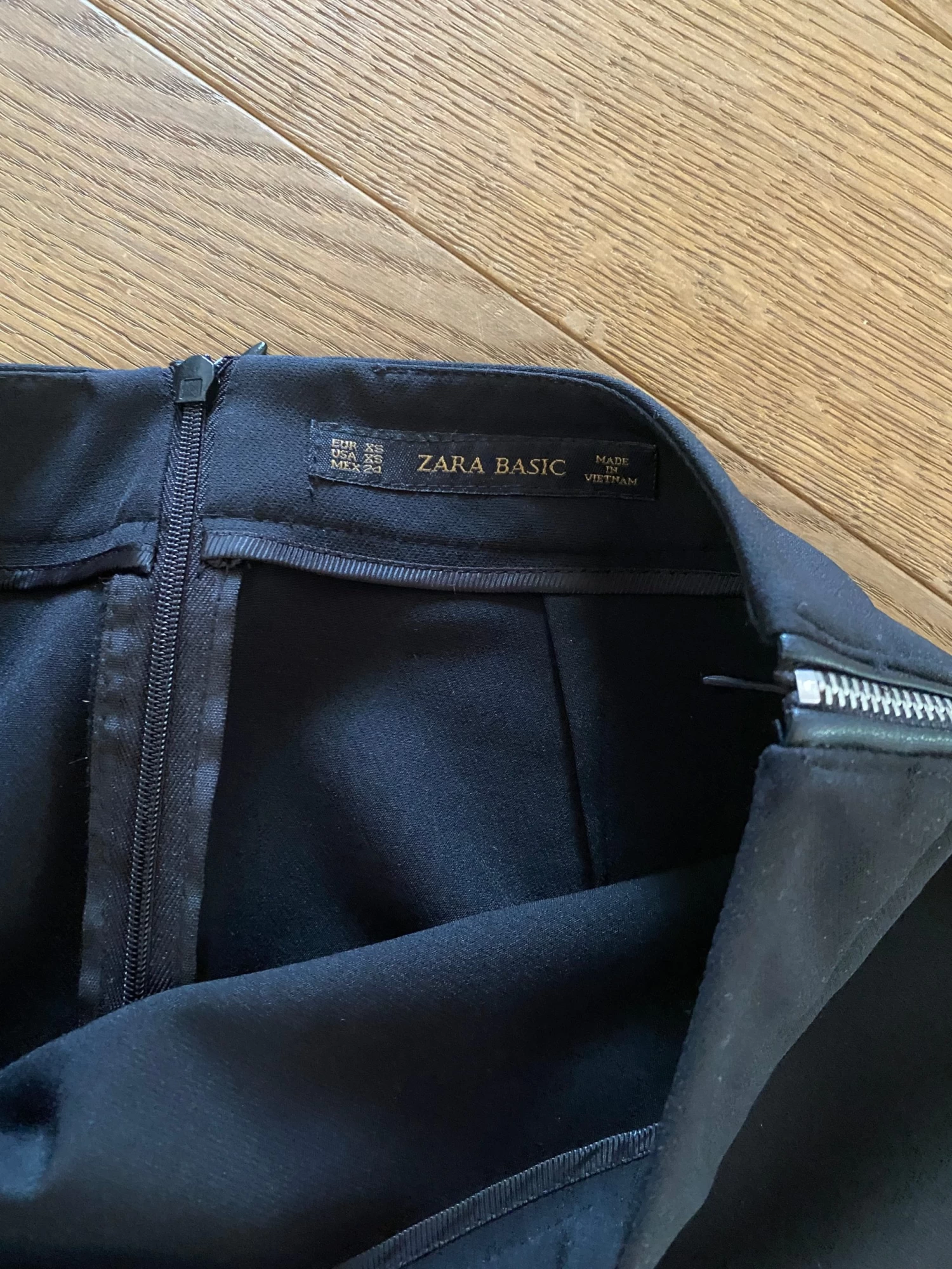 Charlotte Pirroni Jupe Zara Noire Fermeture Sur Le Côté 5 Charlotte Pirroni Jupe Zara Noire Fermeture Sur Le Côté – Image 3