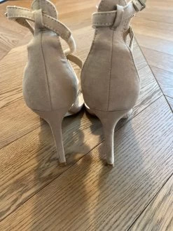 Charlotte Pirroni Sandales Zara Beiges à Talons 11 Charlotte Pirroni Sandales Zara Beiges à Talons -Femmes Boutique charlotte pirroni sandales zara beiges a talons 3