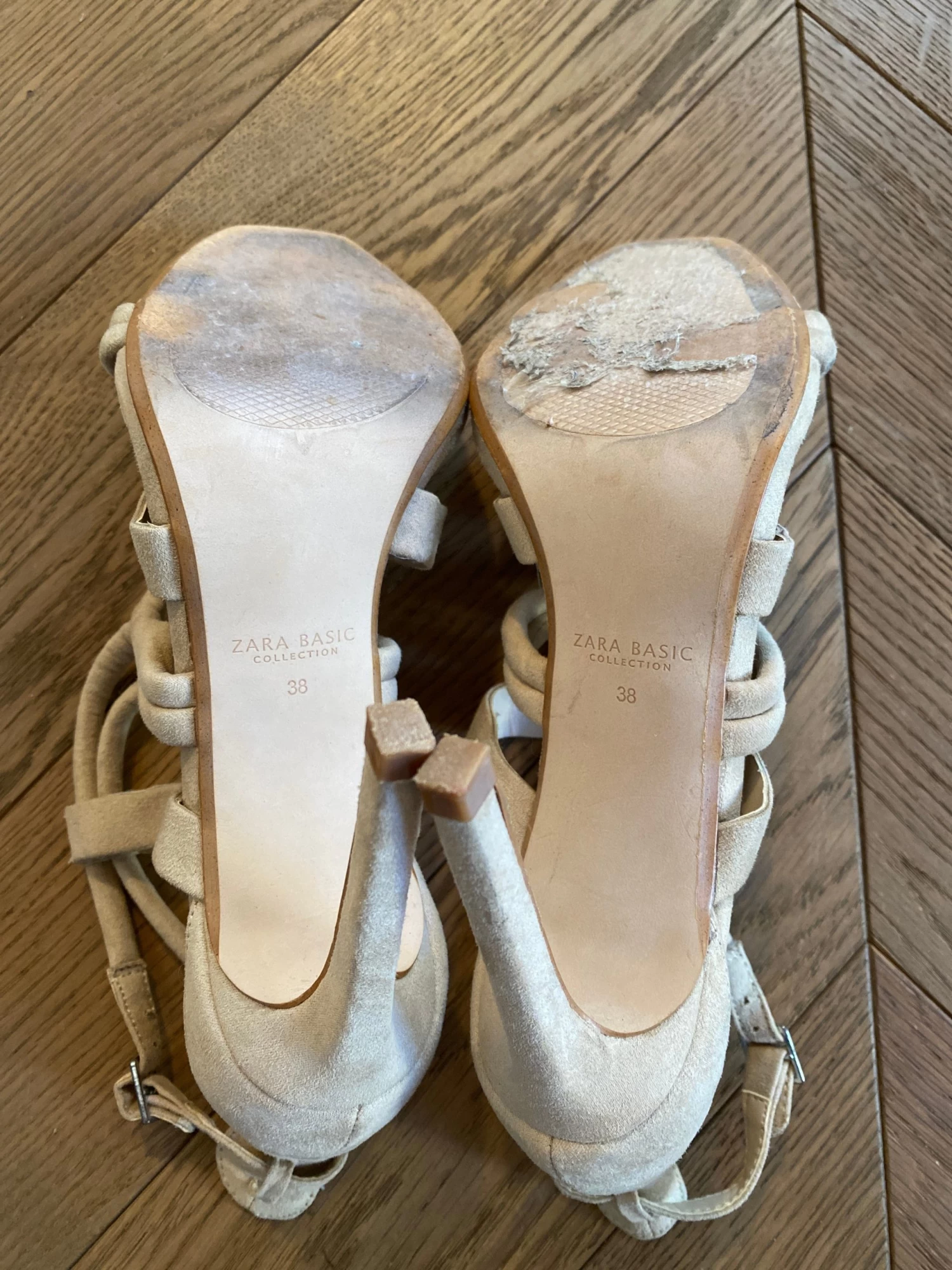 Charlotte Pirroni Sandales Zara Beiges à Talons 6 Charlotte Pirroni Sandales Zara Beiges à Talons – Image 4