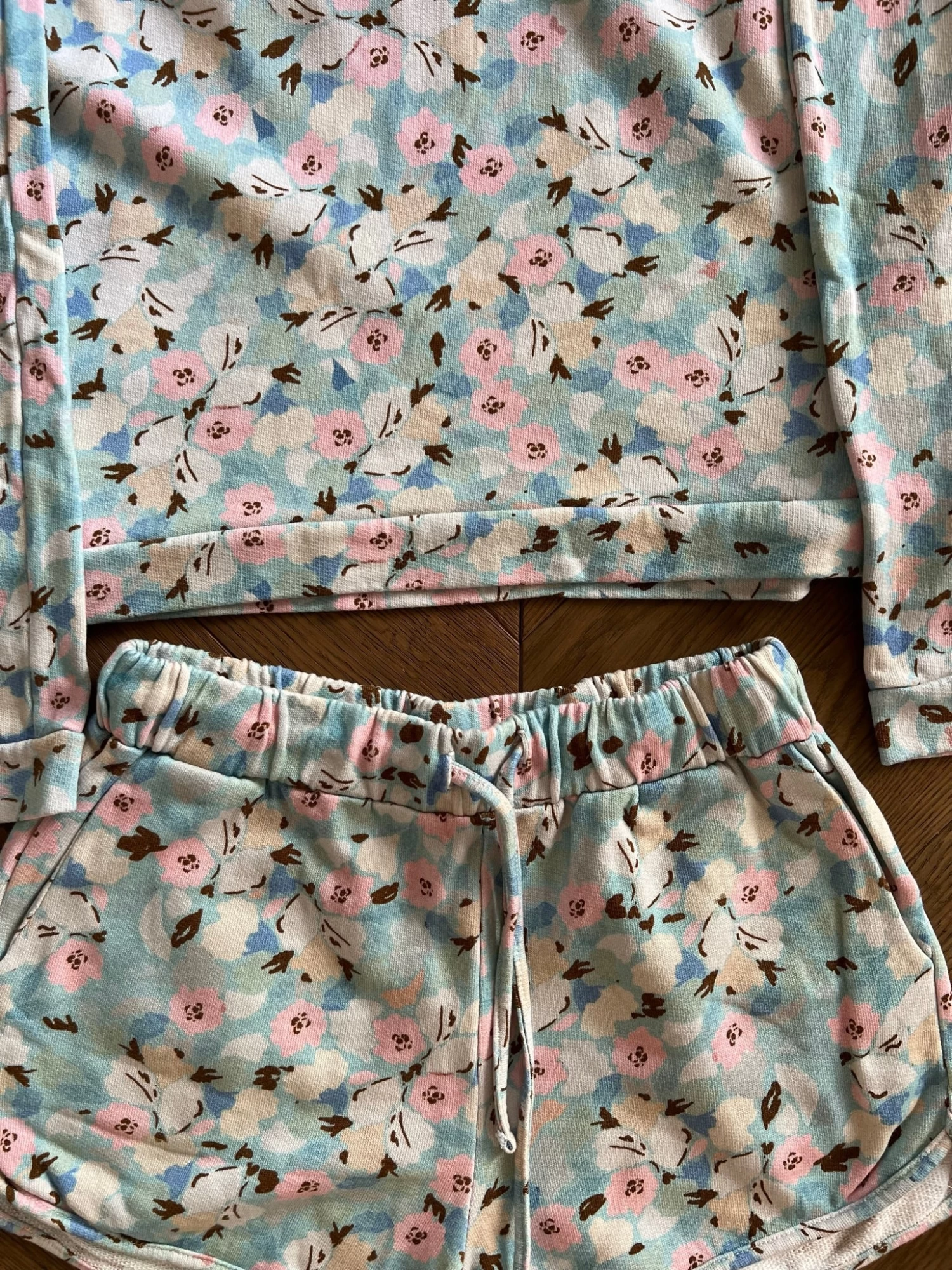 Ensemble Sweat Et Short Parisienne Et Alors 5 Ensemble Sweat Et Short Parisienne Et Alors – Image 3