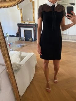 Robe Sandro Dentelle Noire à Col Blanc