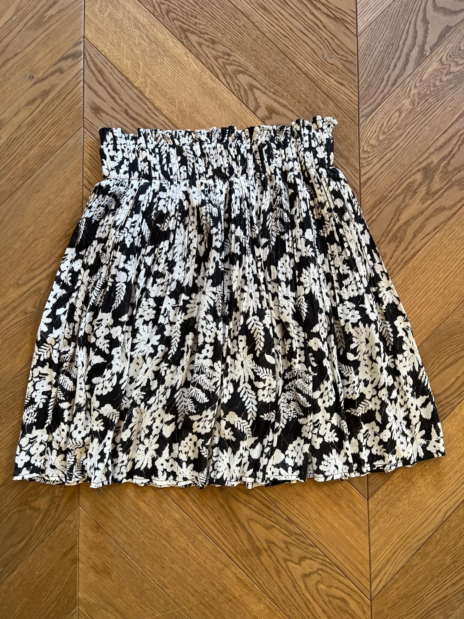 Jupe Js Millenium Plissée Noire Et Blanche 6 Jupe Js Millenium Plissée Noire Et Blanche – Image 4