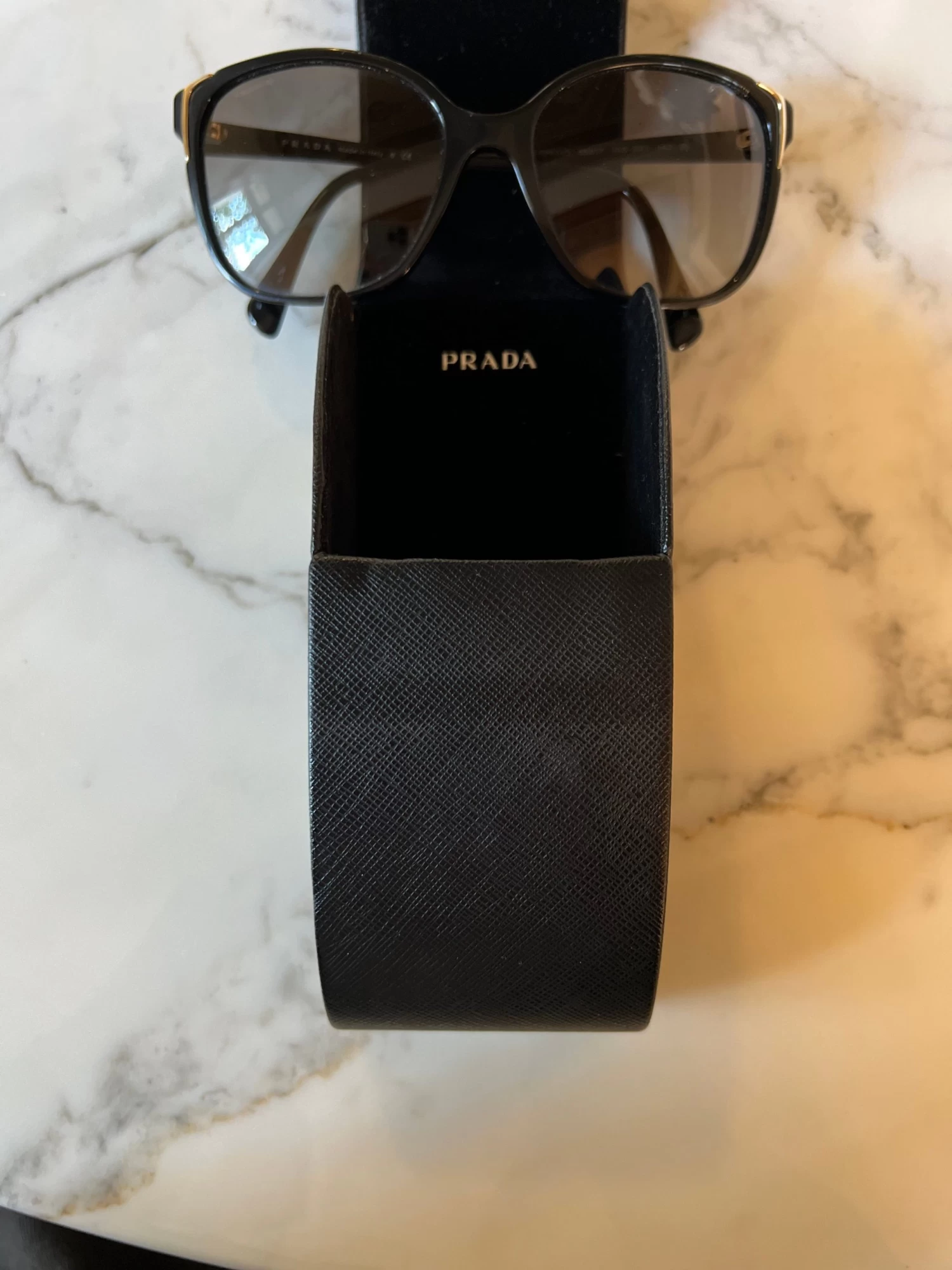 Lunettes Prada Noires Et Dorées 6 Lunettes Prada Noires Et Dorées – Image 4