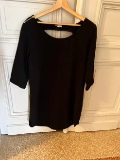 Robe Belair Noire Décolleté Dans Le Dos