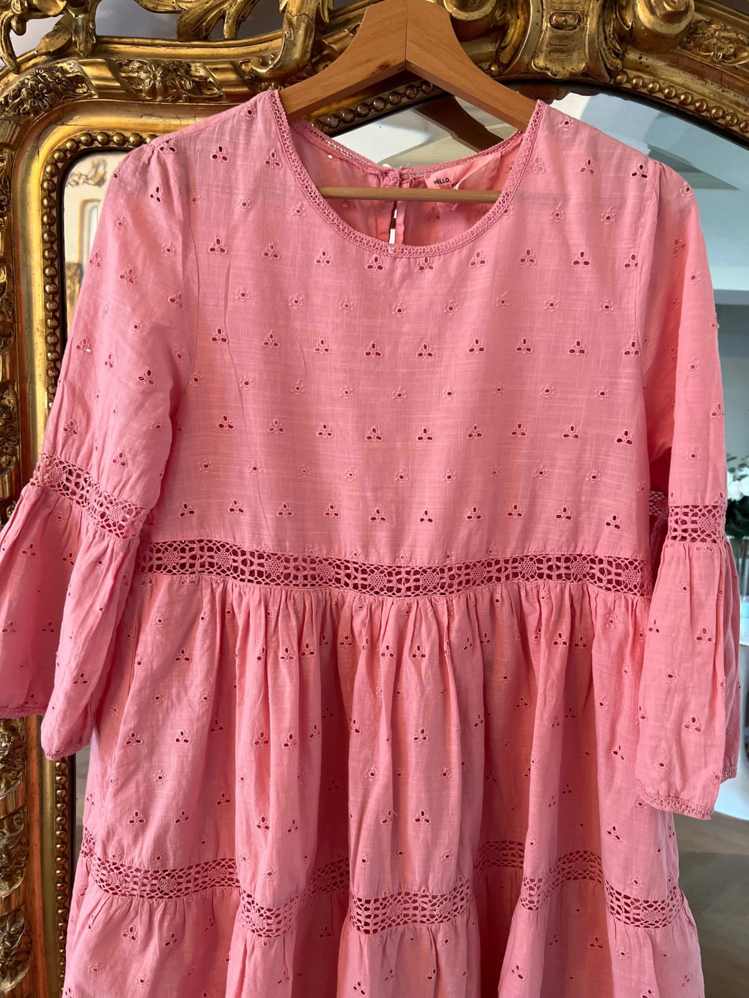 Robe Leon Harper Rose Broderie Anglaise 4 Robe Leon Harper Rose Broderie Anglaise – Image 2