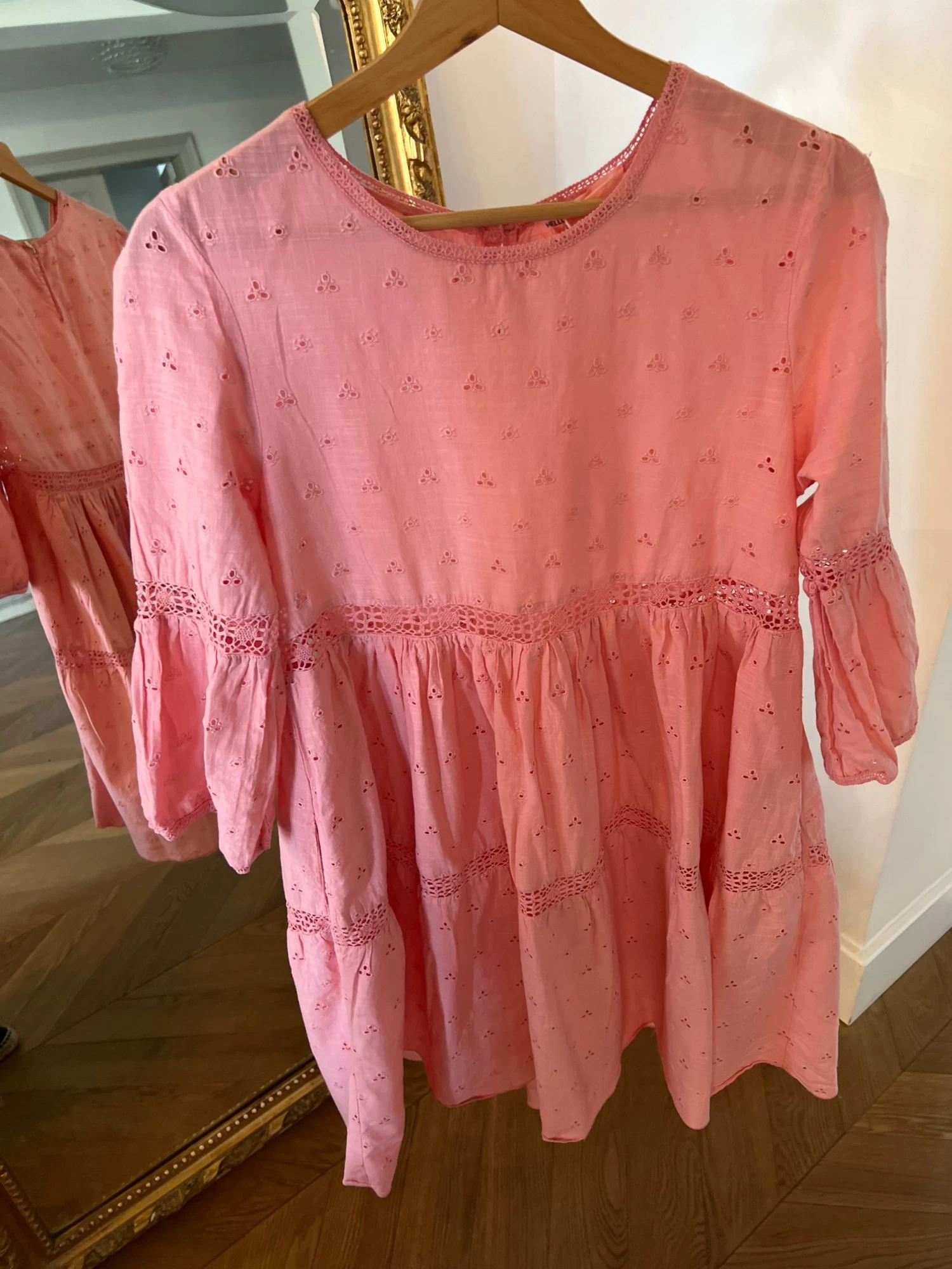 Robe Leon Harper Rose Broderie Anglaise 5 Robe Leon Harper Rose Broderie Anglaise – Image 3