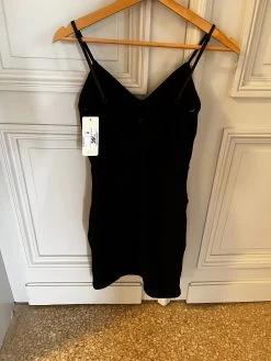 Robe Neuve Noire à Boutons Dorés -Femmes Boutique robe neuve noire a boutons dores 8