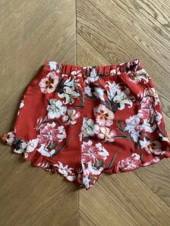 Short PullBear à Fleurs Rouges -Femmes Boutique short pullbear a fleurs rouges 5